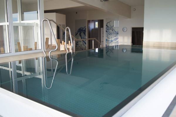 Leerer Innenpool im LuxOase Freizeitpark mit Glaswänden und Handläufen.