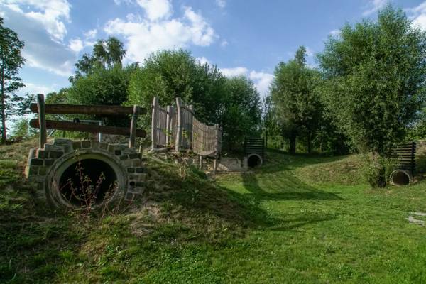 LuxOase Freizeitpark Campingplatz mit Tunneln und einem Tunnel unter dem Gras.