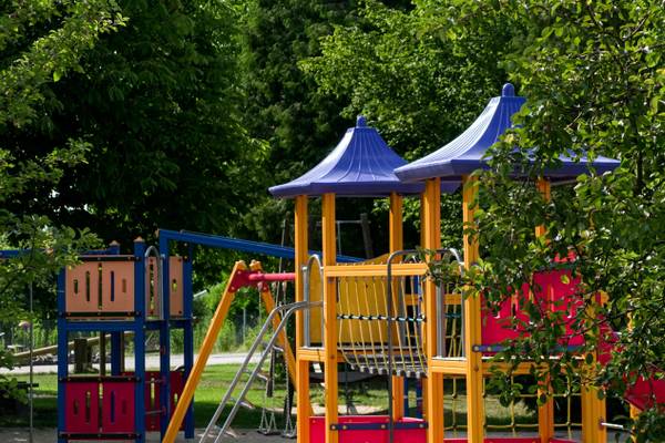 Spielplatz im LuxOase Freizeitpark mit bunten Strukturen und Rutschen.