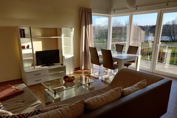 LuxOase Freizeitpark Wohnzimmer mit Seeblick