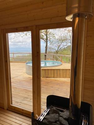 Aussicht aus dem Fenster des Barco Reale Campingplatzes mit einem Außenpool und einem Baum