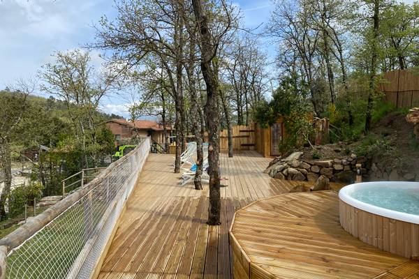 Holzterrasse mit Hot Tub im Barco Reale Campingplatz