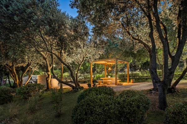 Zone de jardin du Camping Vestar avec un pavillon en bois.