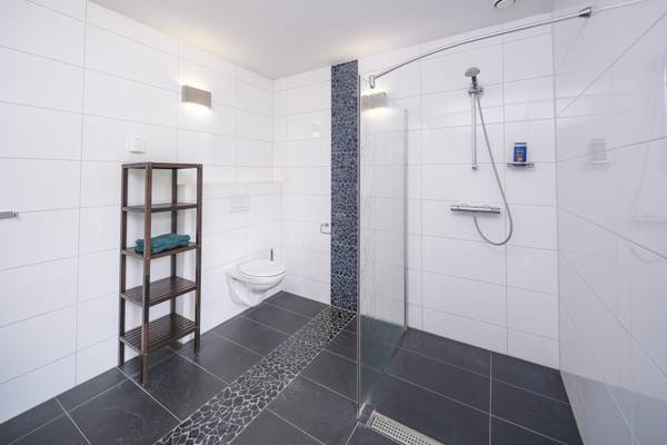 Modernes Badezimmer im Camping De Paal mit Dusche und Toilette