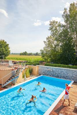 Kurcamping Holmernhof Dreiquellenbad pool view