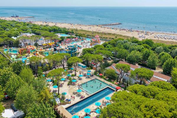 Luftaufnahme des Union Lido Mare Campingplatzes mit Wasserrutschen, Pools und Strand.