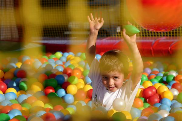 Un niño juega en una piscina de bolas en el camping Union Lido Mare.
