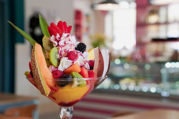 Taza de frutas en el camping Union Lido Mare con varias frutas y crema batida.