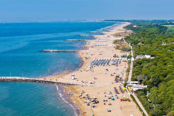 Vista aérea del camping Union Lido Mare con muchas personas y sombrillas en la playa