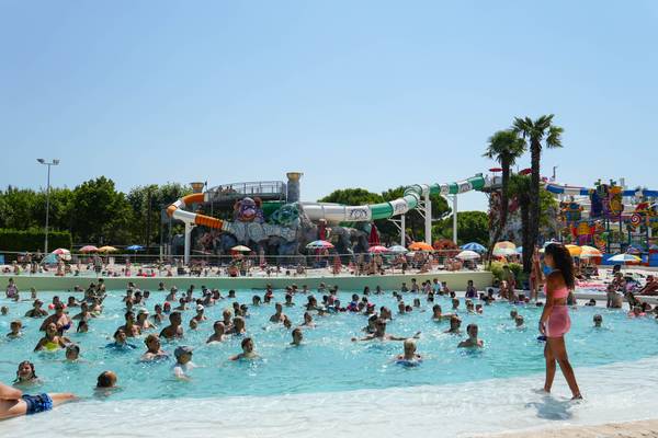 Multitud de personas nadando en la piscina del parque acuático Union Lido Mare.