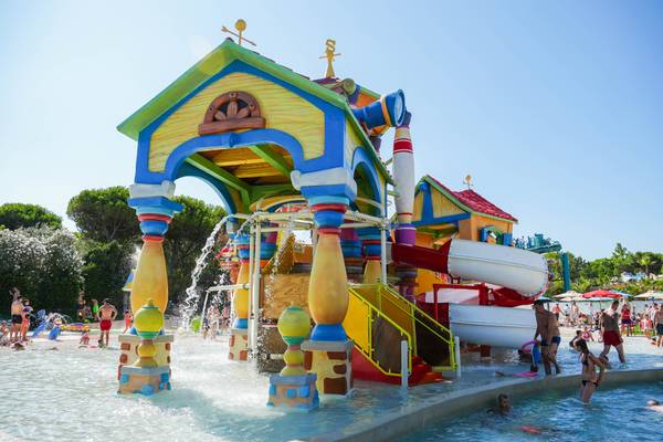 Parque acuático en Campsite Union Lido Mare con estructuras coloridas y toboganes.