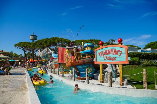 Parque acuático en el camping Union Lido Mare con personas disfrutando de los toboganes de agua