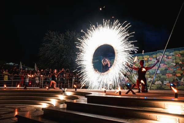 Función de fuegos artificiales en el camping Union Lido Mare de noche.