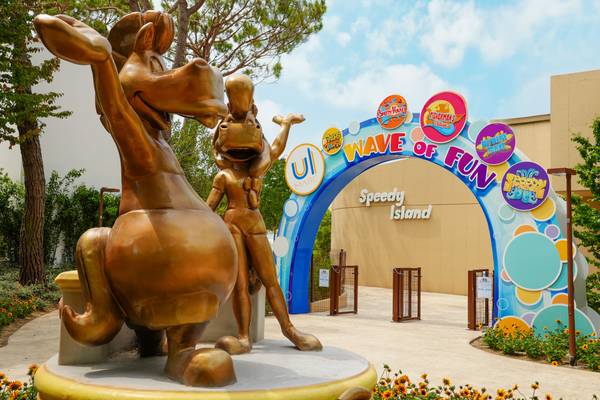 Estatua de bronce en la entrada del camping Union Lido Mare