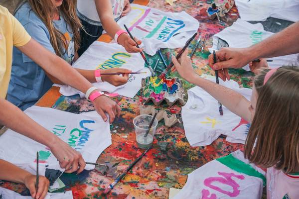 Niños pintando en camisetas blancas en el camping Union Lido Mare.