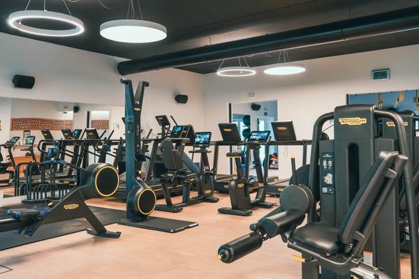 Vista interior del centro de fitness de Union Lido Mare con varias máquinas de ejercicio.