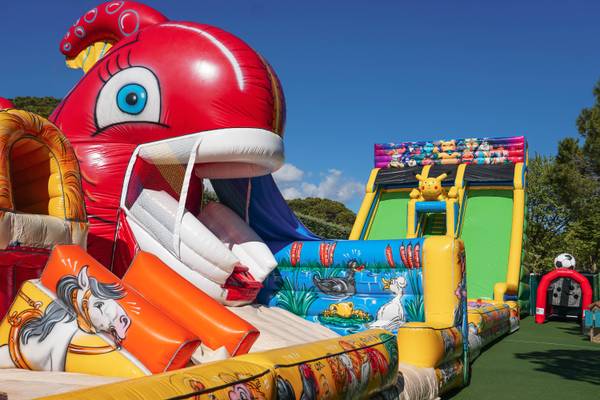Área de juego inflable Union Lido Mare para niños con un pez rojo y toboganes
