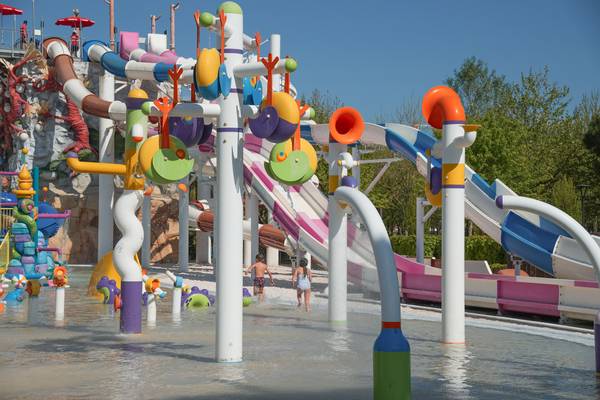 Niños jugando en el agua en el parque acuático Union Lido Mare