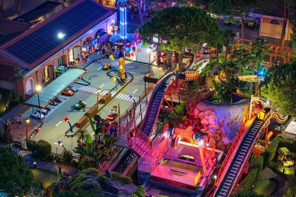 Vista aérea del camping Union Lido Mare con atracciones y juegos de feria.