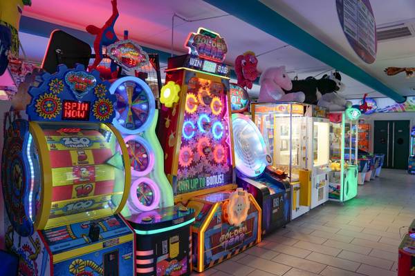 Sala de juegos en Union Lido Mare con varias máquinas de arcade coloridas.