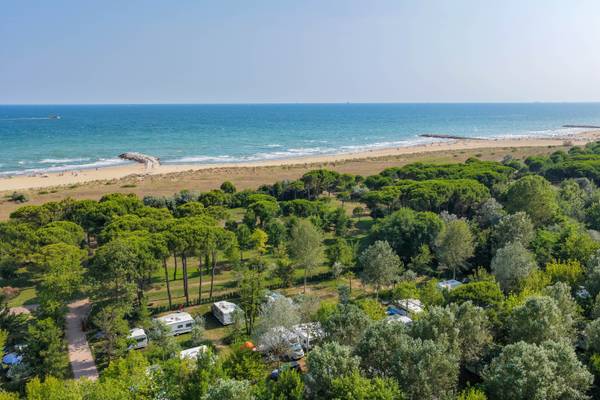 Vista aérea del camping Union Lido Mare con playa y océano al fondo