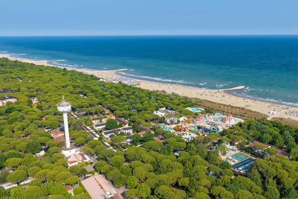 Vista aérea del camping Union Lido Mare con playa, torre y parque acuático.