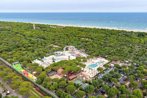 Vista aérea del camping Union Lido Mare con parque acuático y playa