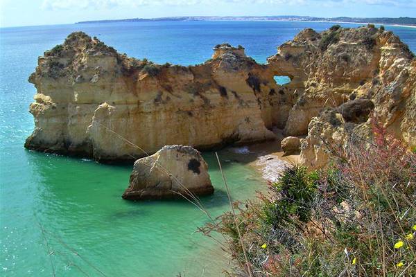 Rocas junto al mar en el Turiscampo Camping Club Algarve