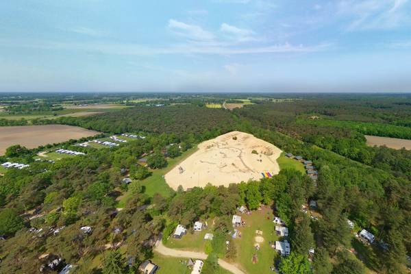Vue aérienne du Camping De Paal avec tentes et caravanes.
