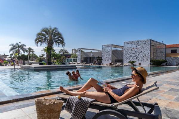 Le Brasilia relax by the pool