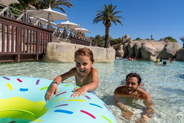 Enfants nageant dans la piscine du Camping Village Le Brasilia.