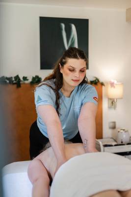 Thérapiste donnant un massage au Camping Village L'Océan Breton.