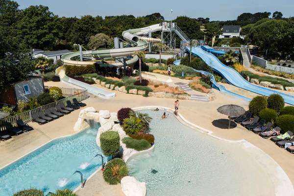 Vue aérienne du Camping Village L`Océan Breton avec toboggans aquatiques et piscines.