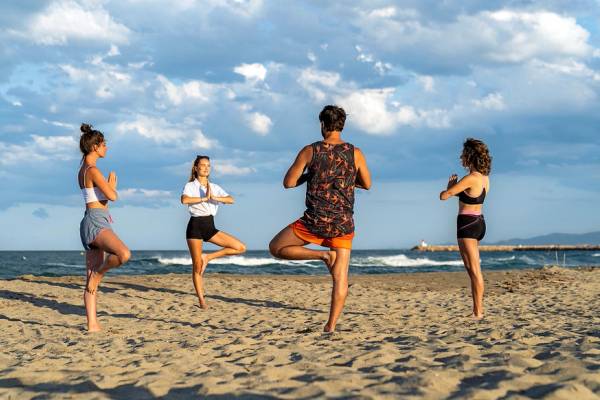 Le Brasilia yoga on the beach