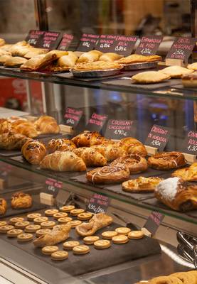De nombreux desserts en vitrine au camping La Marina.