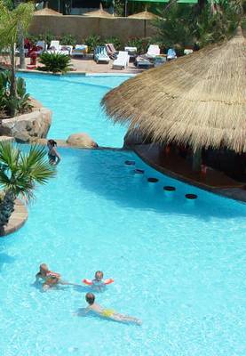 Une piscine au La Marina Camping & Resort avec des gens qui naissent et un bar de plage.
