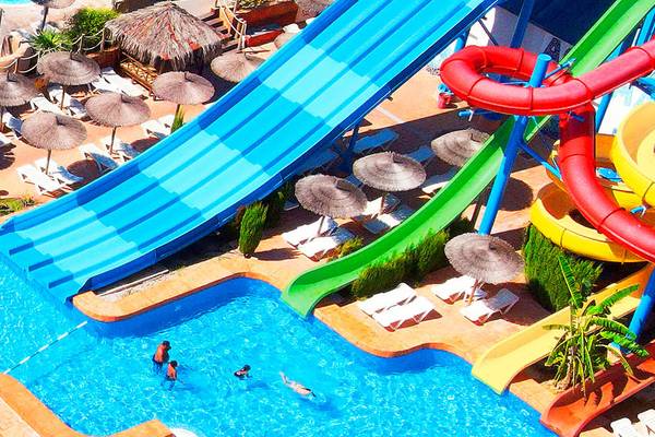 Vue aérienne de la zone de piscine du La Marina Camping & Resort avec plusieurs toboggans aquatiques.