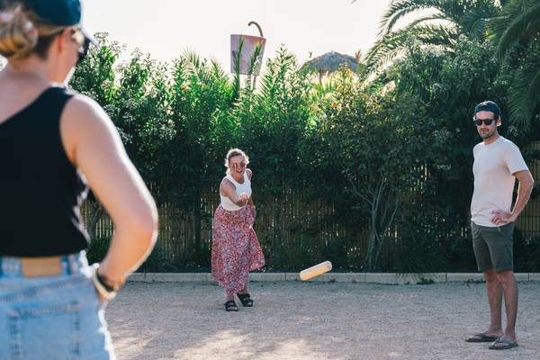 Personas jugando bocce en el Camping Les Mouettes