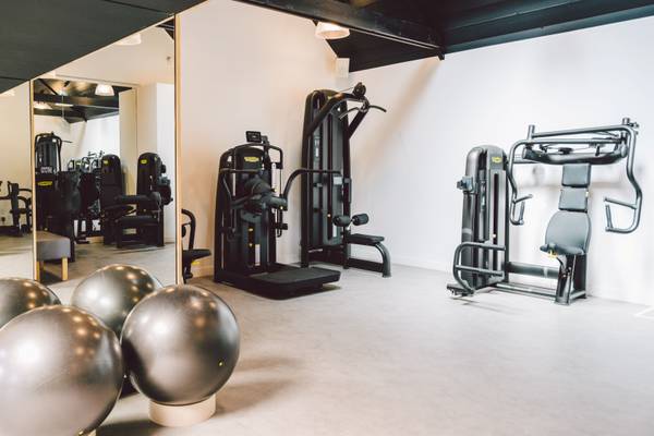 Centro de fitness en Camping Les Mouettes con varias máquinas de ejercicio y pelotas.