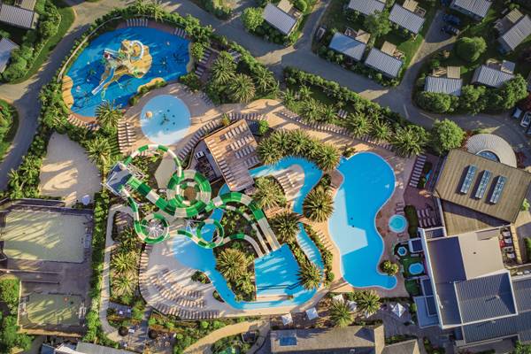 Vista aérea del Camping Les Mouettes con grandes piscinas y toboganes de agua.