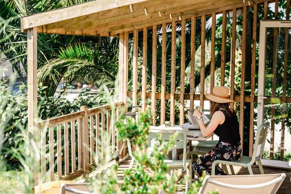 Mujer leyendo un libro en la terraza del Camping Les Mouettes