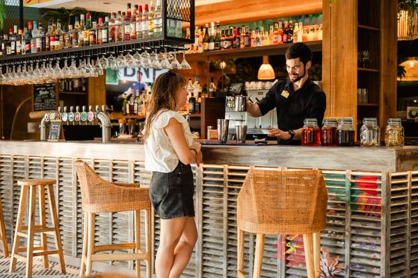 Una mujer pidiendo en el bar del Camping Les Mouettes