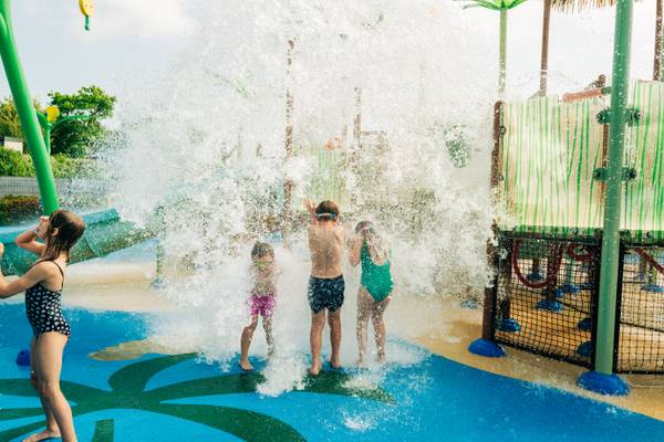 Niños jugando en un parque acuático en Camping Les Mouettes