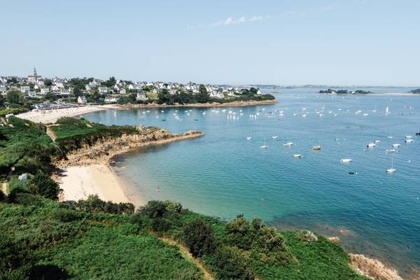 Vista aérea de una playa y una marina en el Camping Les Mouettes.