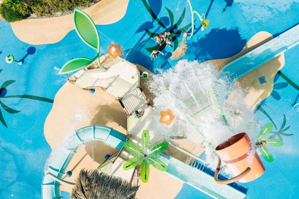 Vista aérea del parque acuático Camping Les Mouettes con toboganes y áreas de salpicaduras.