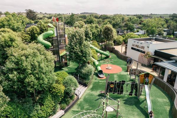 Vista aérea del parque infantil en el Camping Les Mouettes con toboganes y equipos de escalada
