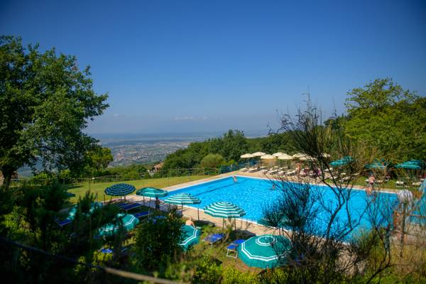 Vista aérea del camping Barco Reale con una gran piscina al aire libre, huéspedes y sombrillas.