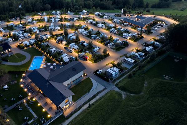 Vista aérea del camping Camping Resort Bodenmais con muchos autocaravanas estacionadas por la noche