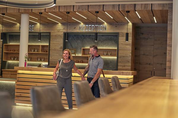 Una pareja caminando en la recepción del Camping Resort Bodenmais.