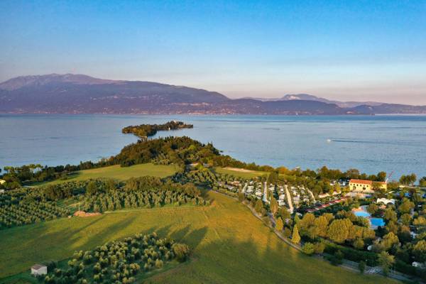 Luftfoto af Fornella Camping & Wellness Family Resort ved søen
